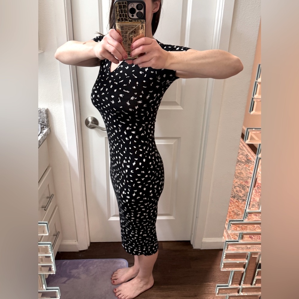 B/W Midi Dress. Women’s Size 8. Form-fitting. V-neck at top. Short-sleeved.